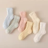 Calcetines de piso de una pieza calcetines de reemplazo de cabello pareja de invierno más flequillas calcetines de piso de coral engrosado flequillas de invierno para resistir el frío y mantener el calor casa dormir corto de una pieza de reemplazo de cabello Specification image